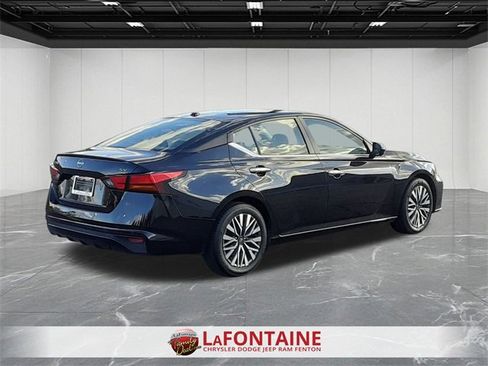 Used 2024 Nissan Altima 2.5 SV image 5