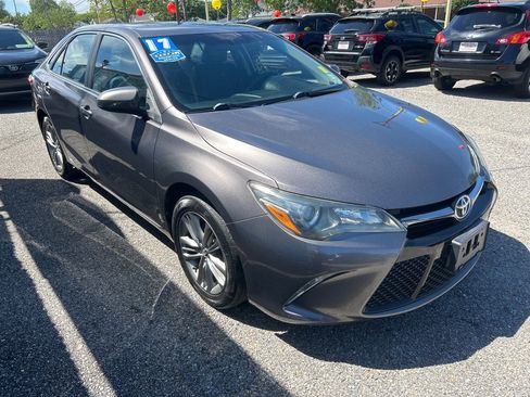 Used 2017 Toyota Camry SE image 4