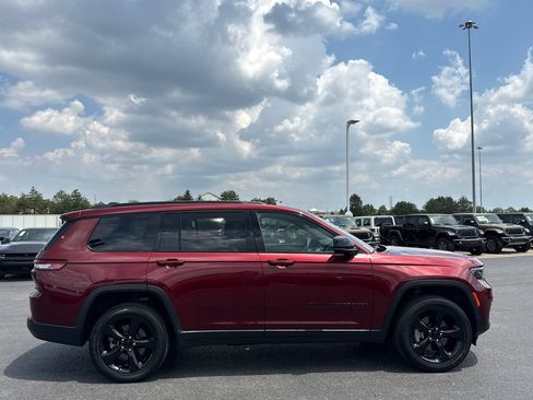 Used 2023 Jeep Grand Cherokee L Laredo AWD/4WD image 2