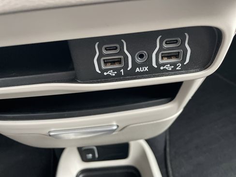 Used 2024 Chrysler Voyager LX image 35