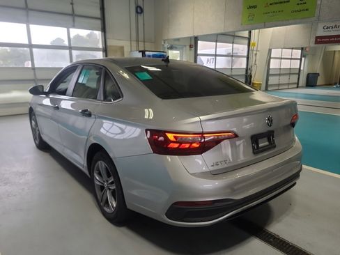 Used 2024 Volkswagen Jetta SE FWD image 8