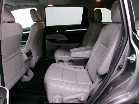 Used 2018 Toyota Highlander XLE AWD/4WD image 11