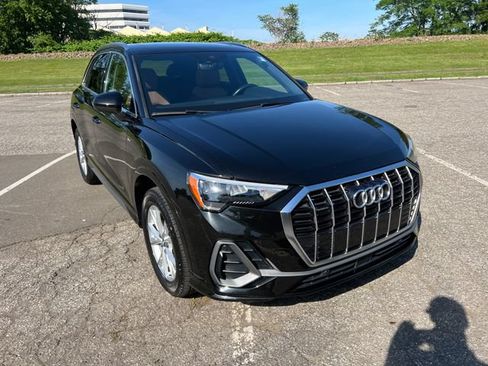 Used 2021 Audi Q3 2.0T Premium w/ Convenience Package AWD/4WD image 2