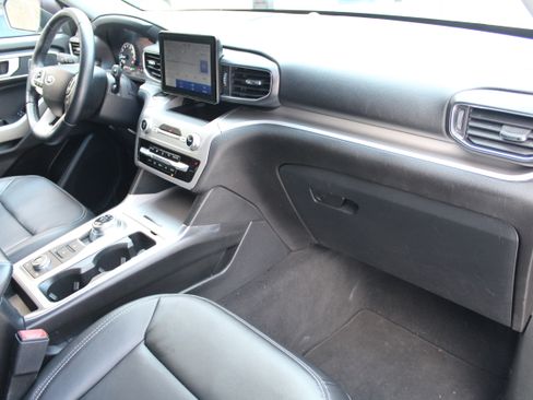 Used 2022 Ford Explorer XLT w/ Equipment Group 202A image 22
