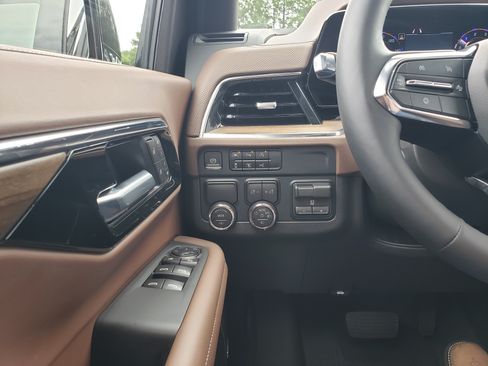 Used 2026 Chevrolet Suburban High Country RWD image 14