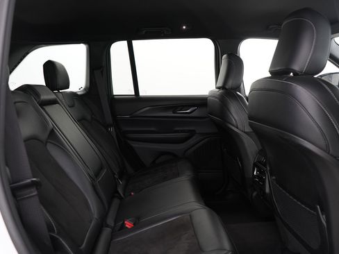 Used 2023 Jeep Grand Cherokee Altitude image 13