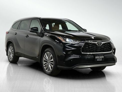 Used 2025 Toyota Highlander Platinum image 7