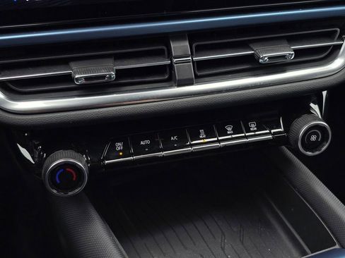 Used 2024 Chevrolet Equinox EV LT image 29