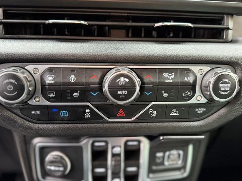 Used 2024 Jeep Wrangler Unlimited w/ Convenience Group AWD/4WD image 25