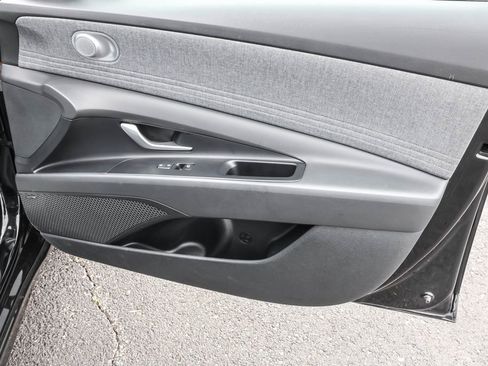 Certified 2025 Hyundai Elantra Limited FWD image 43