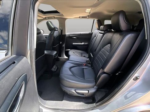 Used 2021 Toyota Highlander XLE FWD image 21