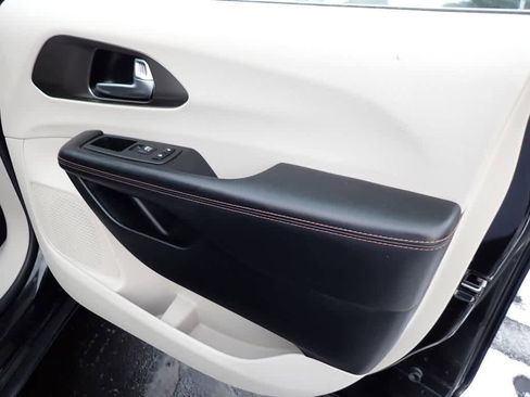 Used 2020 Chrysler Pacifica Touring image 14