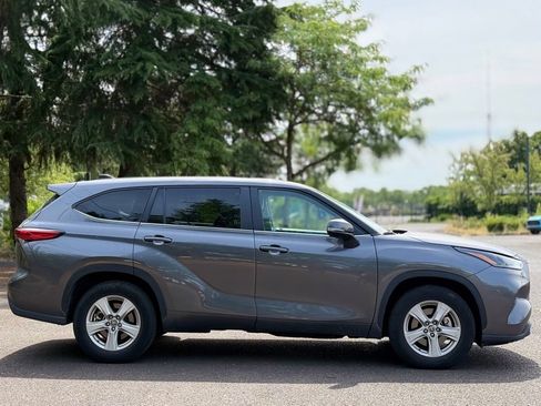 Used 2023 Toyota Highlander LE FWD image 6