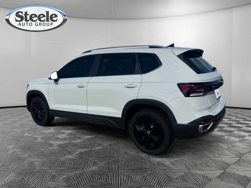 New 2026 Volkswagen Taos SE FWD image 3