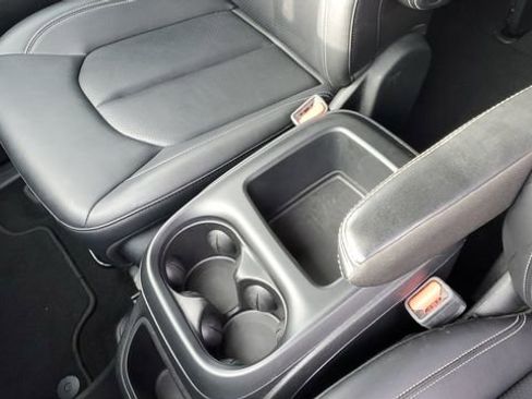 Certified 2025 Chrysler Pacifica Select image 21