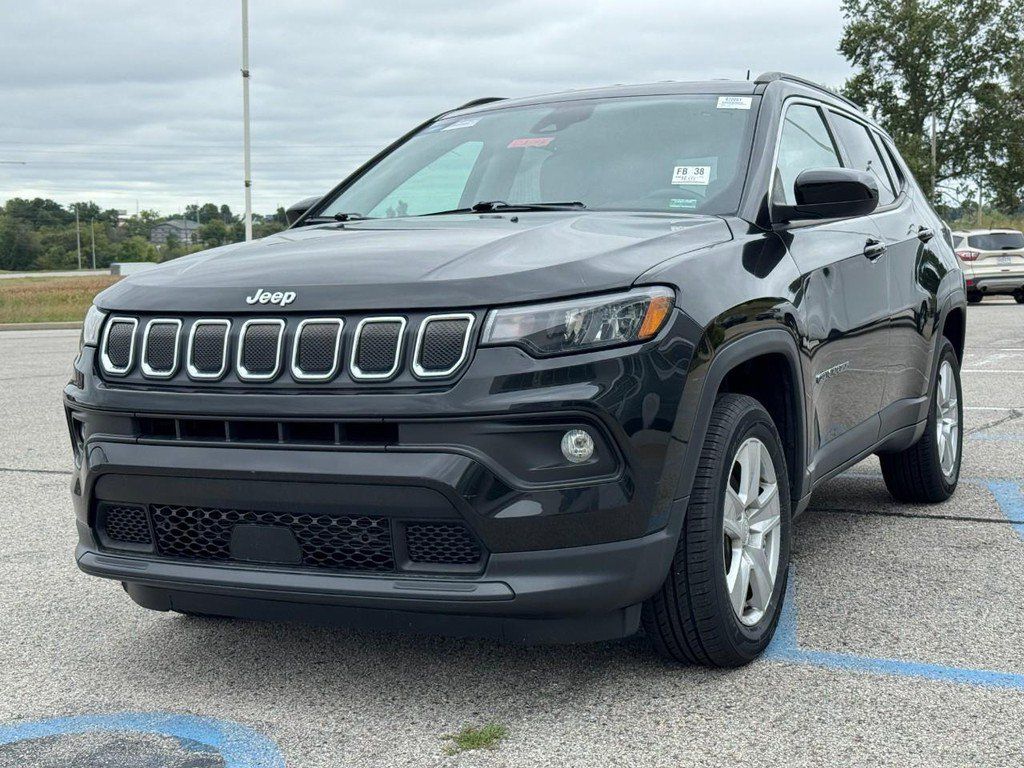Used 2022 Jeep Compass Latitude w/ Convenience Group AWD/4WD image 11
