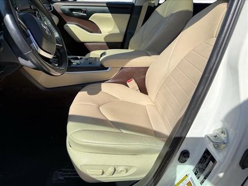 Used 2021 Toyota Highlander XLE image 4