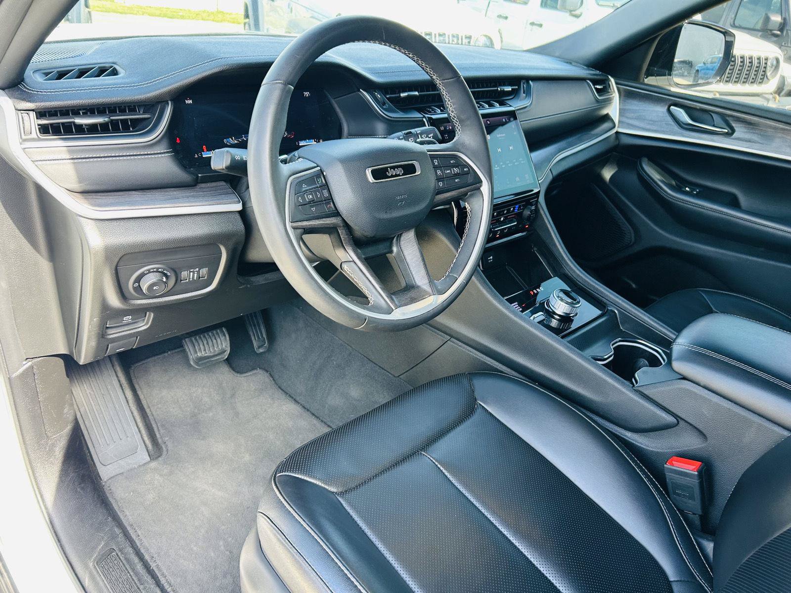 Used 2024 Jeep Grand Cherokee L Limited w/ Luxury Tech Group II AWD/4WD image 19