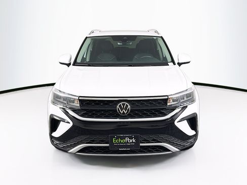 Used 2023 Volkswagen Taos SE w/ Panoramic Sunroof Package FWD image 2