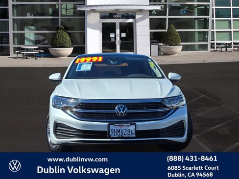 Certified 2023 Volkswagen Jetta SE w/ Panoramic Sunroof Package image 2