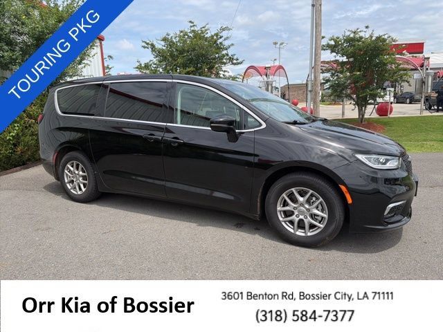 Used 2024 Chrysler Pacifica Touring-L FWD image 5