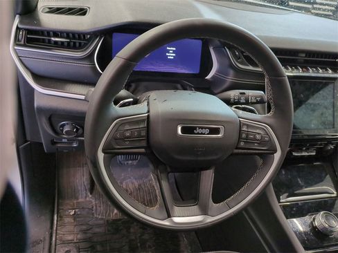 Used 2023 Jeep Grand Cherokee Altitude image 17