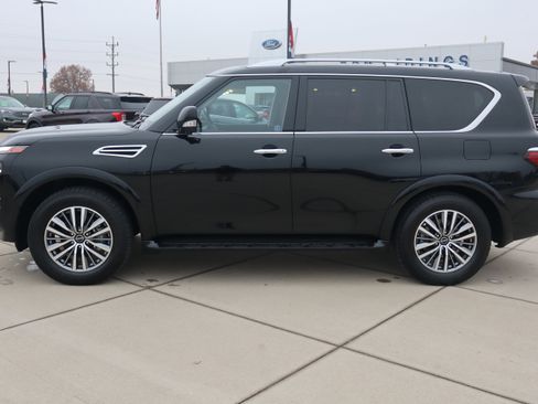 Used 2024 Nissan Armada SL w/ Captain's Chairs Package image 8