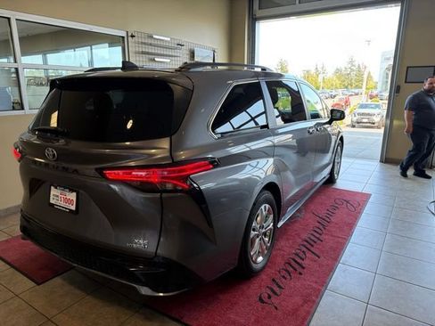 Used 2022 Toyota Sienna XSE w/ XSE Plus Package AWD/4WD image 5