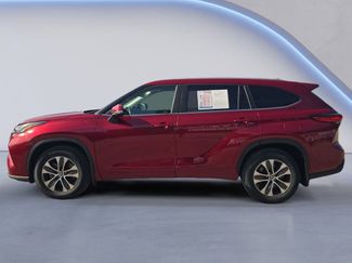 Used 2023 Toyota Highlander XLE FWD video 2