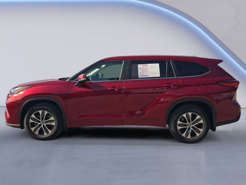 Used 2023 Toyota Highlander XLE FWD image 2
