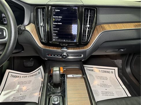 Used 2022 Volvo XC60 B5 Momentum image 19