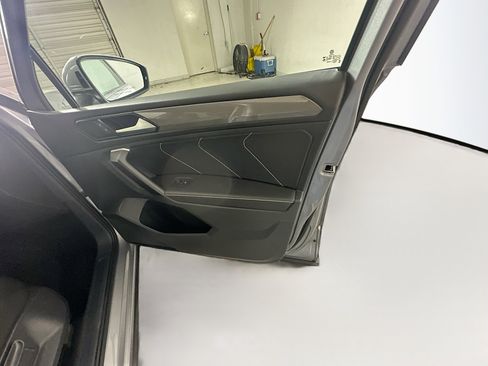 Used 2024 Volkswagen Tiguan SE image 32