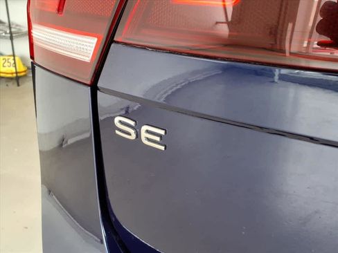 Used 2023 Volkswagen Tiguan SE w/ Panoramic Sunroof Package image 18