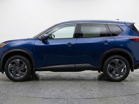 Used 2025 Nissan Rogue SV image 3