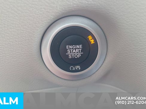 Used 2024 Chrysler Pacifica Touring-L FWD image 9