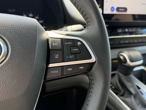 Used 2025 Toyota Sienna XLE FWD image 32