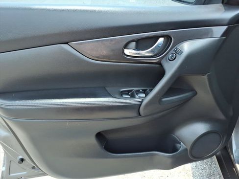 Used 2018 Nissan Rogue S FWD image 16