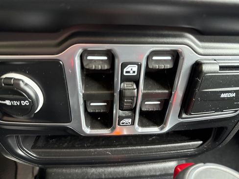 Used 2023 Jeep Wrangler Unlimited Sahara w/ Cold Weather Group AWD/4WD image 32