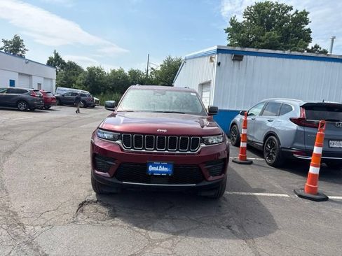 Used 2024 Jeep Grand Cherokee Laredo X w/ Luxury Tech Group I AWD/4WD image 3