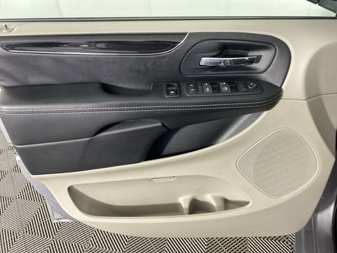 Used 2016 Dodge Grand Caravan SE FWD image 10