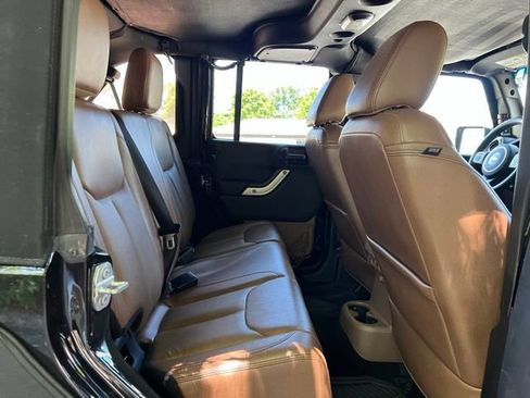 Used 2017 Jeep Wrangler Unlimited Sahara w/ Connectivity Group AWD/4WD image 17