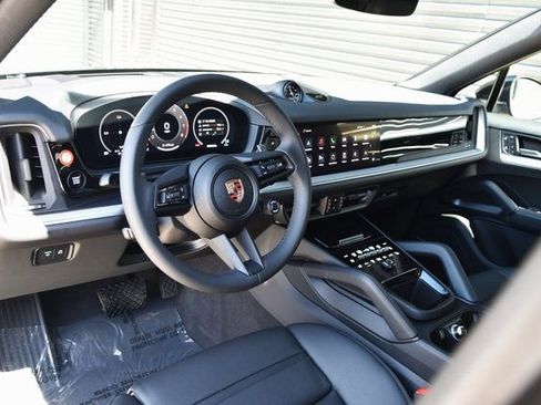 Certified 2025 Porsche Cayenne Coupe image 4