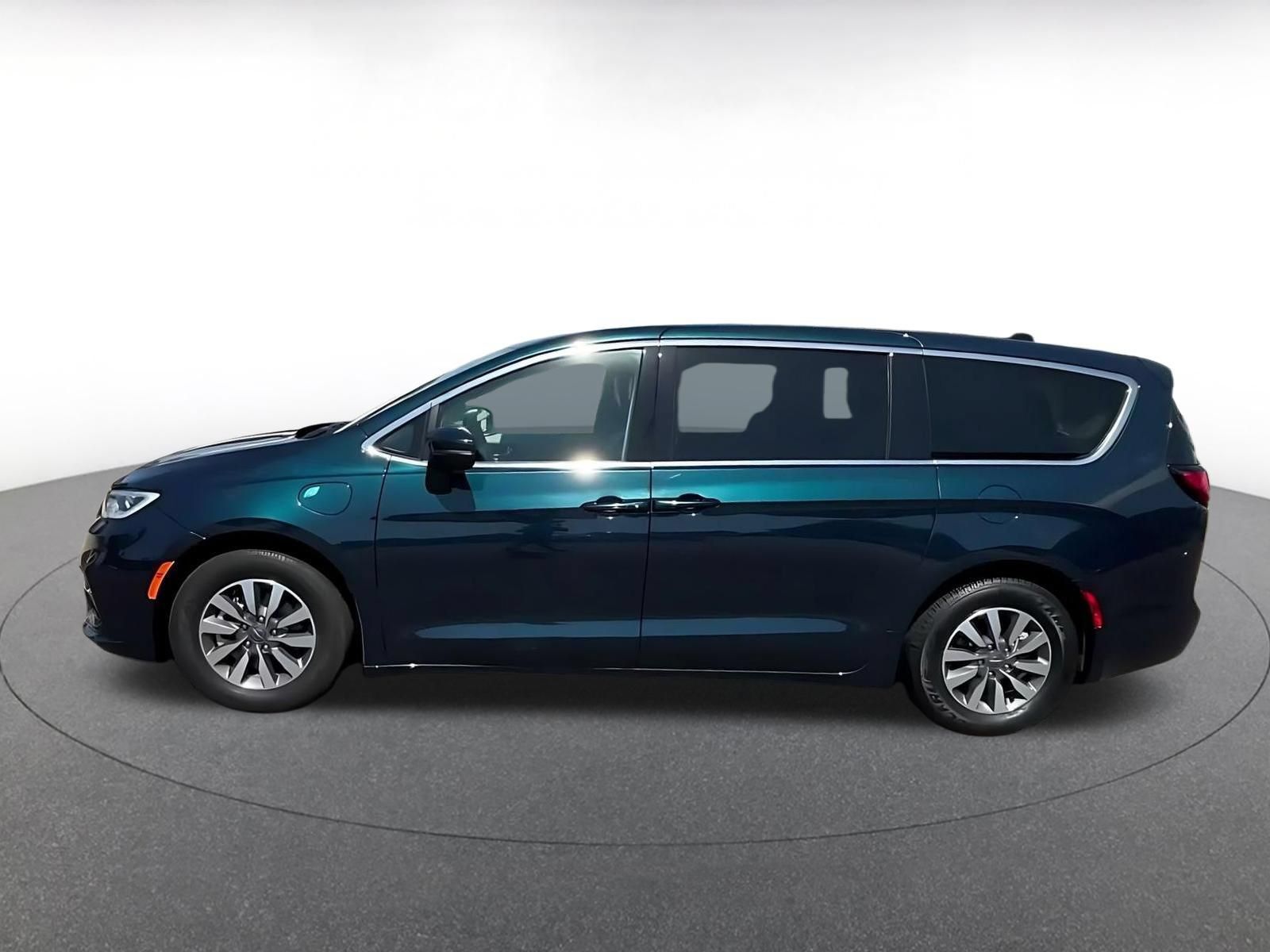 Used 2023 Chrysler Pacifica Touring-L FWD image 8