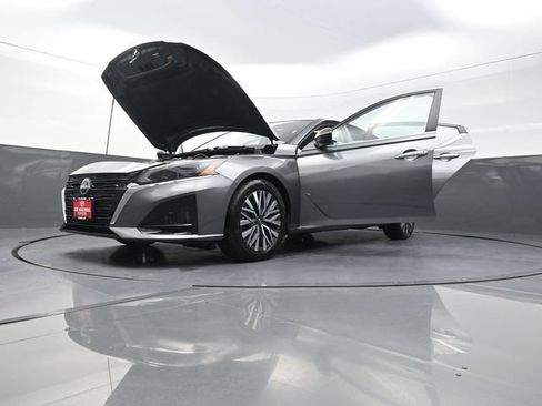 Used 2024 Nissan Altima 2.5 SV FWD image 40