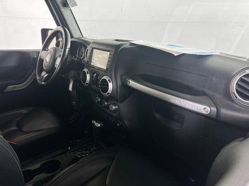 Used 2015 Jeep Wrangler Unlimited Sahara w/ Dual Top Group AWD/4WD image 25