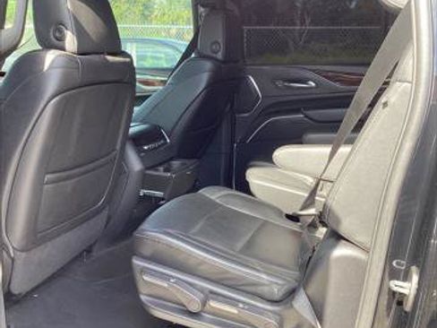 Used 2022 Cadillac Escalade ESV Luxury RWD image 8