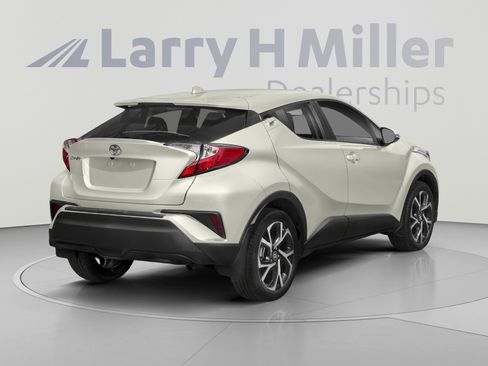 Used 2018 Toyota C-HR XLE FWD image 2