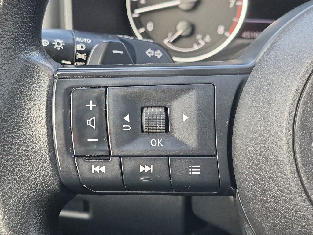 Used 2023 Nissan Rogue S FWD image 14