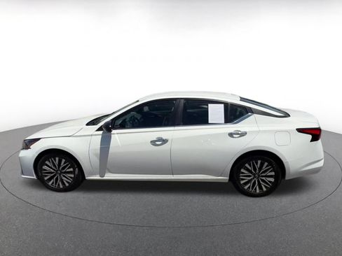 Used 2025 Nissan Altima 2.5 SV FWD image 9