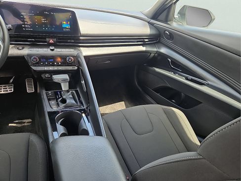 Used 2025 Hyundai Elantra SEL FWD image 12